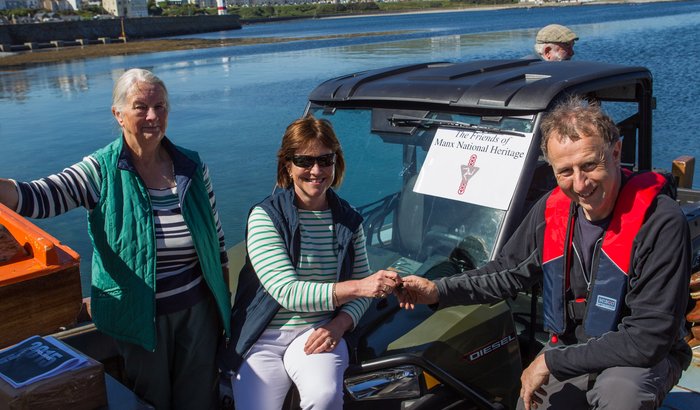 Shaun Murphy (MNH) receiving the keys from Nicola Pemberton, with Anne Kaye, Director FMNH
