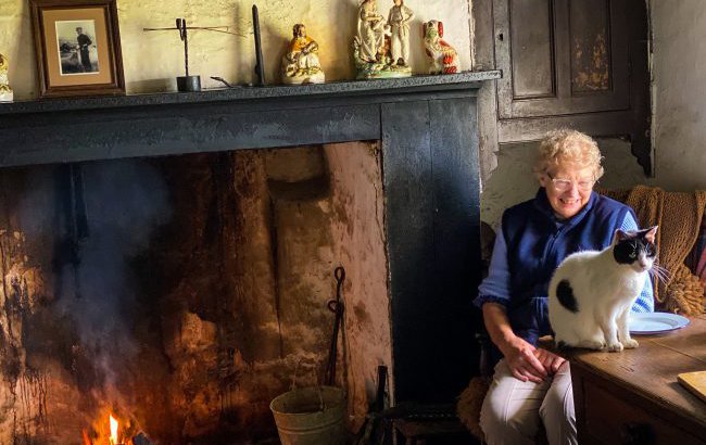 Margaret Rayer meting Bonnie the Manx Cat